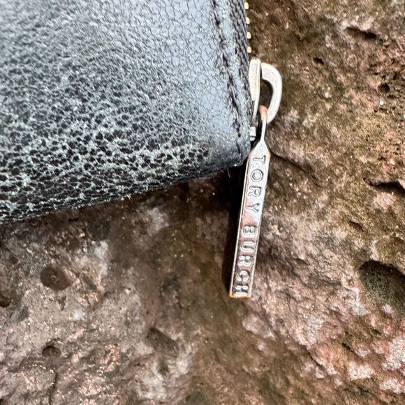 Tory Burch FAIR CONDITION Amanda Black Leather Zip Around Wallet Silver Logo - Picture 5 of 10